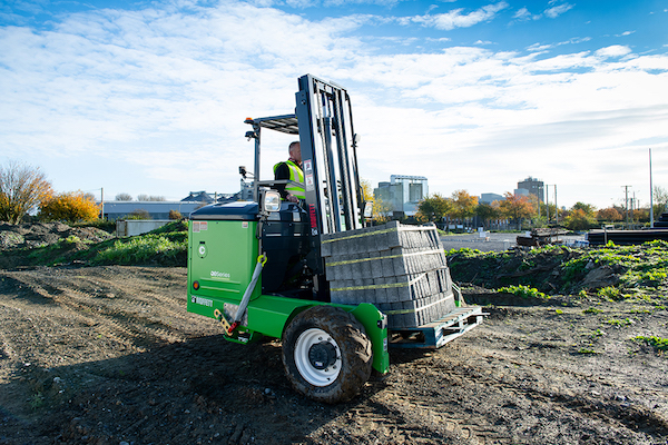 Hiab completes its electric range of truck-mounted forklifts with the launch of MOFFETT E8 NX