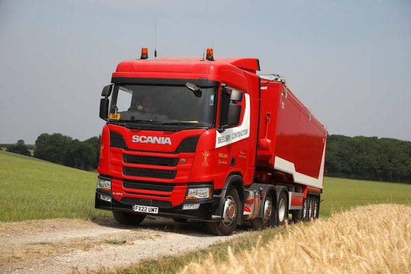 HAULAGE FIRM PUTS TRUST IN HIGH-SPEC FRUEHAUF TIPPERS FOR WORK AT DOCKS