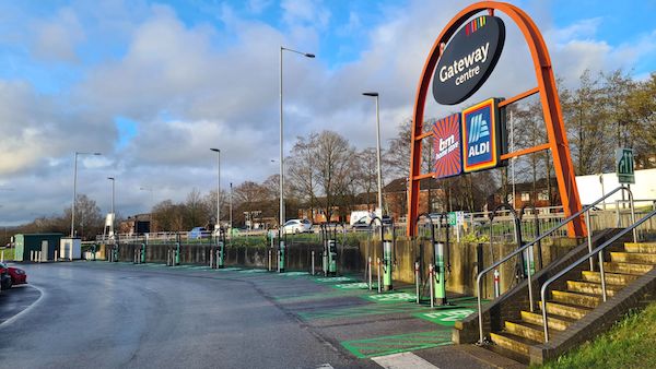 Oldham shoppers receive ultra-rapid charging hub at favoured retail destination