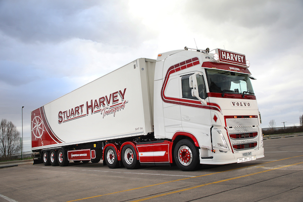 STUART HARVEY TRANSPORT LEAVES NO STONE UNTURNED WITH MAMMOTH SPEC ON NEW VOLVO FH 500 WITH I-SAVE