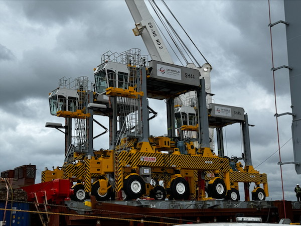 WORLD’S FIRST ELECTRIC STRADDLE CARRIER FLEET ARRIVES AT DP WORLD’S LONDON GATEWAY HUB