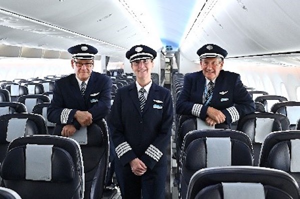 FAMILY OF CAPTAINS WITH 100 YEARS FLYING EXPEREINCE BETWEEN THEM FLY AS A TRIO FOR THE FIRST TIME