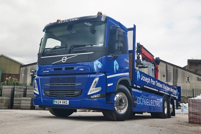 VOLVO TRUCKS DELIVER INSTANT ENVIRONMENTAL BENEFITS WITH NEW FM ELECTRIC RIGID FOR JOSEPH PARR BUILDERS’ MERCHANTS