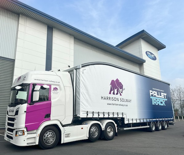 GIFTED LIVERY MARKS 20 YEARS OF SERVICE FOR HULL HAULIER